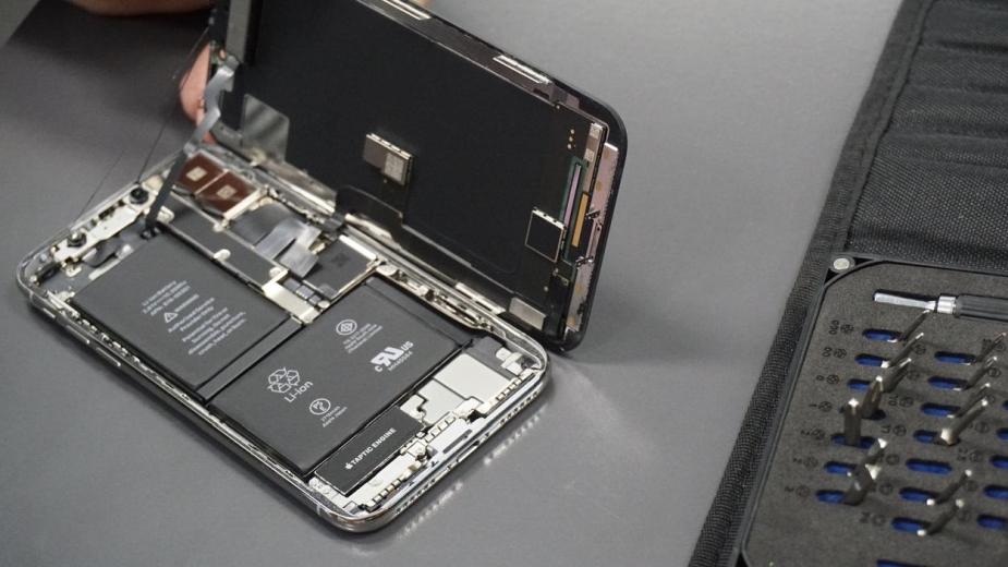 Apple ma wyjaśnić czemu zakazuje napraw iPhone'ów we własnym zakresie