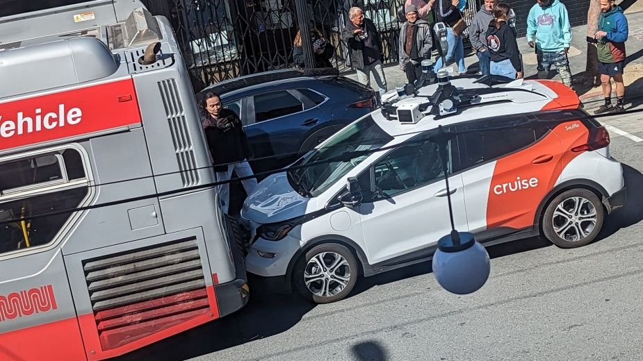 Autonomiczne taksówki wciąż mają problemy. Wjeżdżają, gdzie nie powinny i powodują kolizje