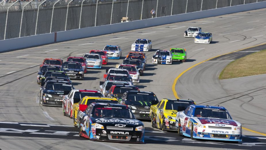 Kierowca NASCAR wykonał efektowny manewr, którego nauczył się w grze wideo