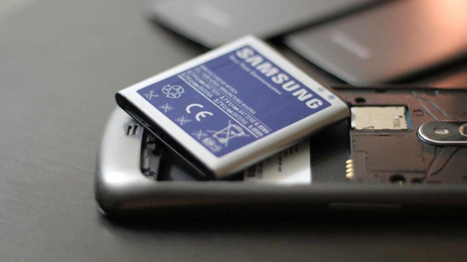 Komisja Europejska chce wymusić łatwą wymianę baterii w smartfonach