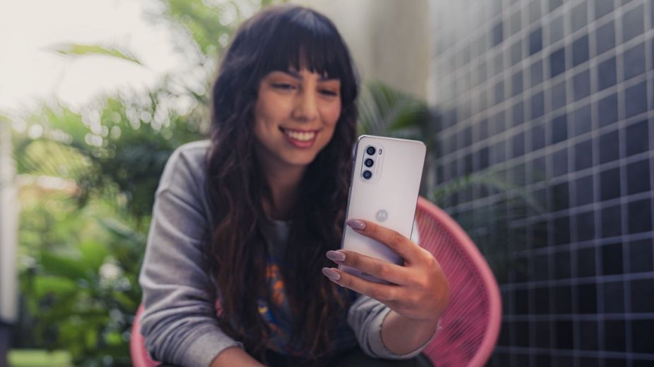 moto g52 - średniak z OLEDem, Snapdragonem i potrójnym aparatem w cenie poniżej tysiaka