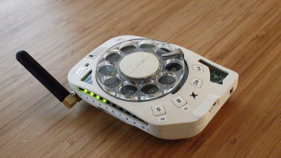 Nienawidzisz smartfonów? To spójrz na ten telefon z obrotową tarczą
