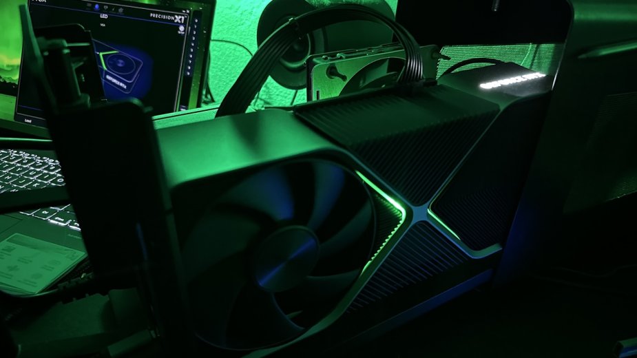 RTX 4090 znów przetestowany jako zewnętrzne GPU do laptopa. Spadki wydajności ponownie ogromne