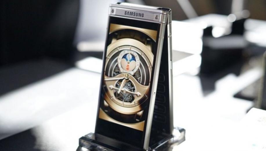 Samsung W2018 - ekskluzywny smartfon z klapką i obiektywem aparatu f/1.5