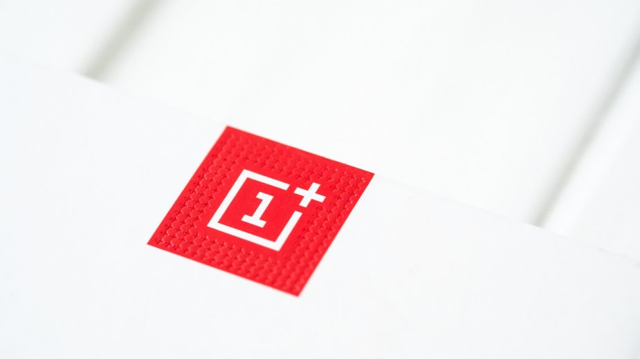 Specyfikacja OnePlus 11R bez tajemnic. Smartfon pozuje na zdjęciach
