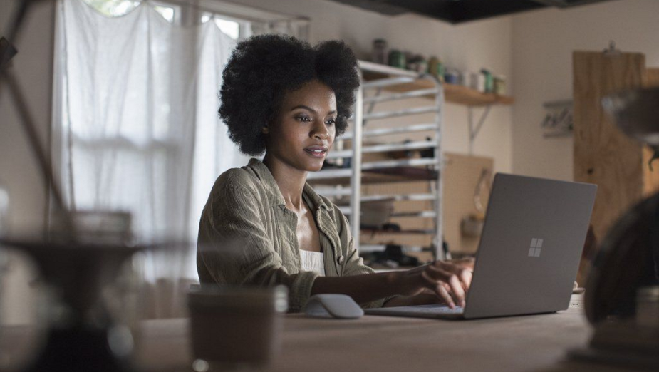 Surface Laptop z Windows 10 S - wyciekły zdjęcia i specyfikacja