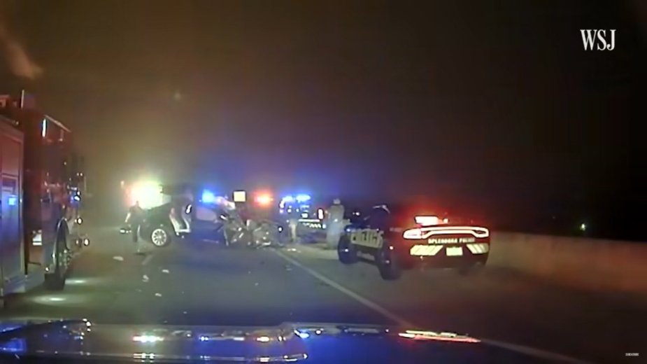 Tesla kierowana przez autopilota uderza w radiowóz przy 90 km/h. Opublikowano nagranie