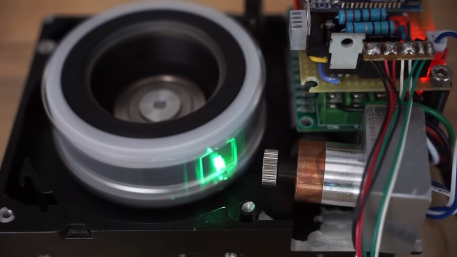 To się nazywa recykling! Stworzył projektor laserowy... ze starego dysku twardego