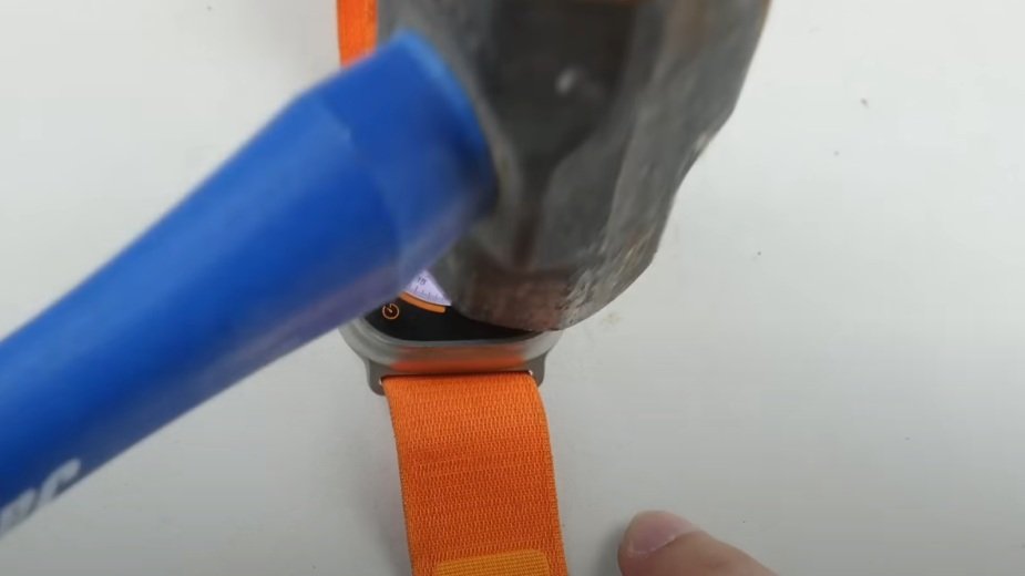 Youtuber przetestował wytrzymałość Apple Watch Ultra korzystając z... młotka. Kto wygrał starcie?