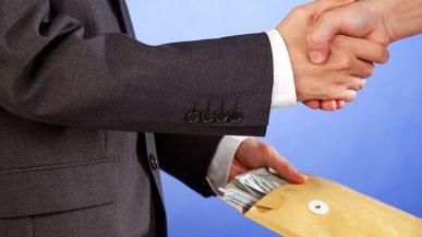 1000 dolarów za laptopa wartego 250 dolarów. Skorumpowany Departament Edukacji pod lupą rządu