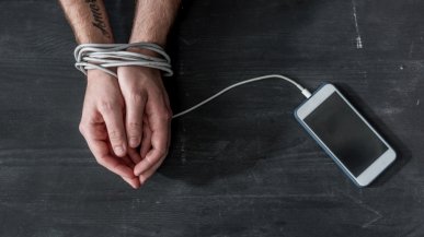 Amerykanie sprawdzają swoje telefony średnio 352 razy dziennie. To ogromny wzrost od 2019 roku