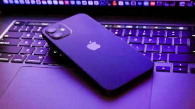 Apple będzie skanować zdjęcia w iPhone'ach, by chronić dzieci. Pracownicy są tym zaniepokojeni