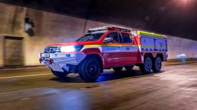 Elektryczna 6-kołowa Toyota Hilux Hiload 6×6 będzie gasić płonące EV. Pomoże w tym system Cobra
