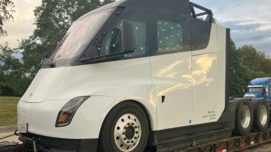 Elektryczne ciężarówki Tesla Semi wreszcie trafią do klientów. Niektórzy czekają kilka lat...