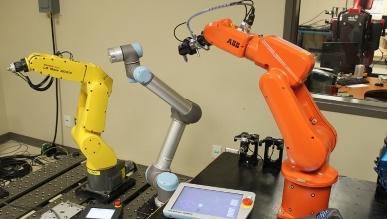 Foxconn powierzy produkcję iPhone'ów robotom