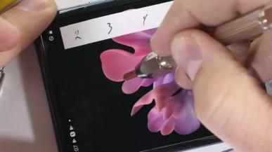 Galaxy Z Flip 3 - składany smartfon Samsunga zaprezentowany na zdjęciach
