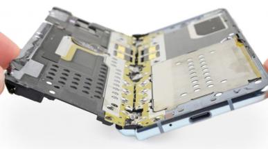iFixit sprawdza nowe Galaxy Fold. Smartfon "alarmująco delikatny"