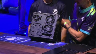 Intel zaprezentował komputer NUC 13 Extreme, który zmieści 3-slotową kartę graficzną