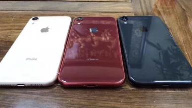 iPhone XC - 6,1-calowy model z panelem LCD uchwycony na zdjęciach
