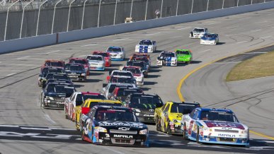 Kierowca NASCAR wykonał efektowny manewr, którego nauczył się w grze wideo