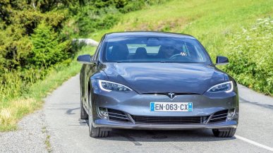 Kierowcy w Wielkiej Brytanii nie będą odpowiedzialni za wypadki samochodowe w trybie autopilota