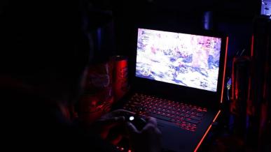 Laptop z Intel Core i9-10980HK i GeForce RTX 2080 Super przetestowany