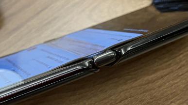 Motorola Razr - przypadek odchodzenia warstwy ochronnej od ekranu