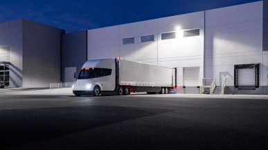 Musk uważa, że ​​w 2024 roku Tesla będzie drugim producentem ciężarówek w USA