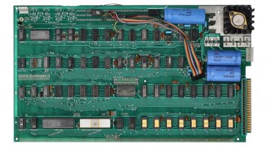 Na aukcję trafił unikatowy Apple-1 z numerem seryjnym, który wpisał ręcznie sam Steve Jobs