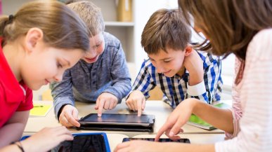 Nawet 11,5 godziny tygodniowo. Tyle czasu spędzają dzieci przed ekranami urządzeń