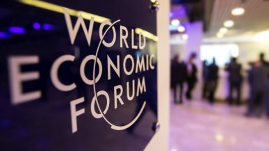 ONZ ujawniaja na konferencji WEF, jak steruje narracją poprzez wyniki wyszukiwania i influcencerów