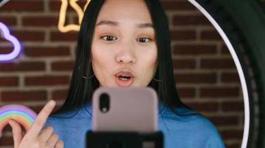 Oto wirtualna influencerka AI. Zachowuje się jak prawdziwa, a za każdą minutę rozmowy każe płacić