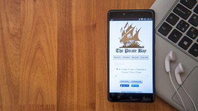 Producenci filmowi żądają odcinania piratów od internetu i skłądają pozew w sądzie