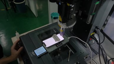 Przełom w branży. Nienaprawialne wyświetlacze OLED w iPhone'ach można naprawić laserem