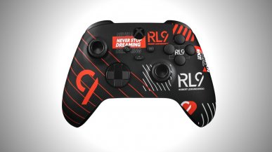Robert Lewandowski prezentuje pady do konsol PlayStation i Xbox. Ich cena szokuje