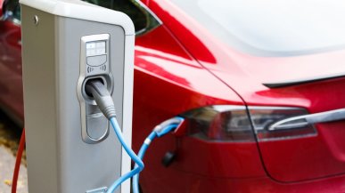 Rozładowany "elektryk" to zagrożenie podczas ewakuacji. Amerykański senator wskazuje na problem