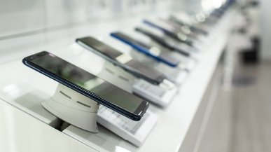 Rynek smartfonów mierzy się ze spadkiem. Jest jednak gigant, który wychodzi na plus