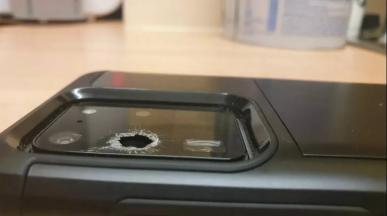 Samoistnie pękają szkła aparatów w Samsungach Galaxy S20. Producent zna problem, ale odmawia napraw
