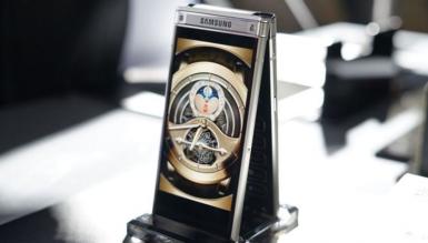 Samsung W2018 - ekskluzywny smartfon z klapką i obiektywem aparatu f/1.5
