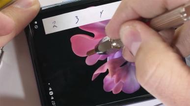 Szklany ekran w Galaxy Z Flip równie delikatny co w Galaxy Fold