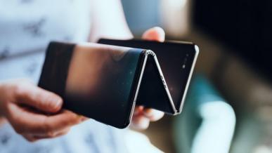 TCL prezentuje prototyp urządzenia z trzema wyświetlaczami