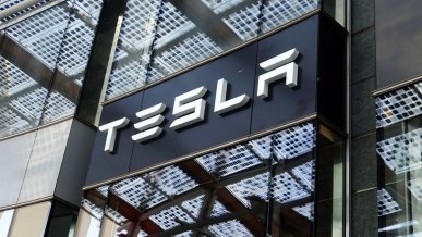 Tesla z kolejnym poważnym problemem. Blisko 130 000 samochodów ma problem z przegrzewającym się CPU