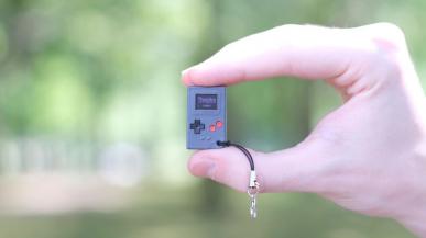 Thumby - konsola wielkości znaczka pocztowego z retro grami jak Tetris, Space Invaders i Snake