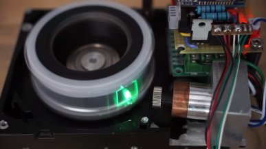 To się nazywa recykling! Stworzył projektor laserowy... ze starego dysku twardego