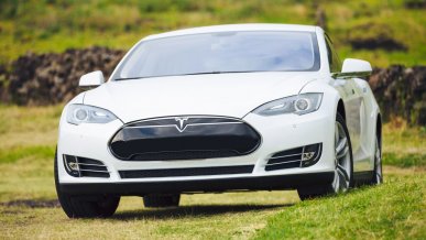 Trzy osoby zginęły w wypadku z udziałem Tesli. Winny Autopilot?