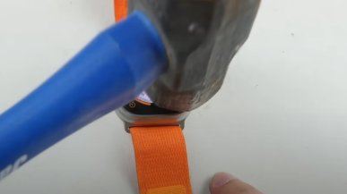 Youtuber przetestował wytrzymałość Apple Watch Ultra korzystając z... młotka. Kto wygrał starcie?