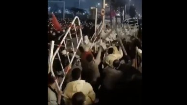 Zamieszki w największej fabryce iPhone'ów w Zhengzhou. Firma twierdzi, że to przez "błąd techniczny"